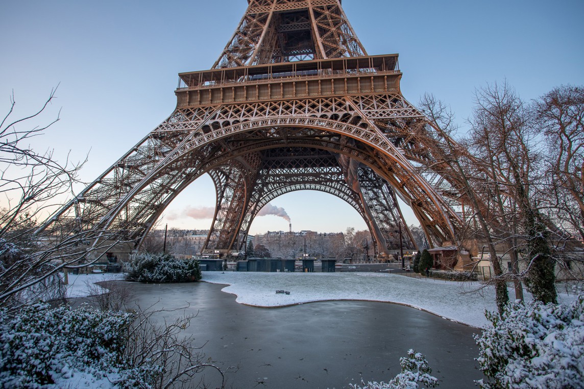 Jardines de la Torre Eiffel bajo la nieve