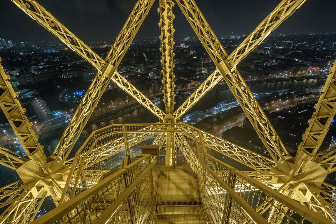 Foto de las escaleras de la Torre Eiffel por la noche