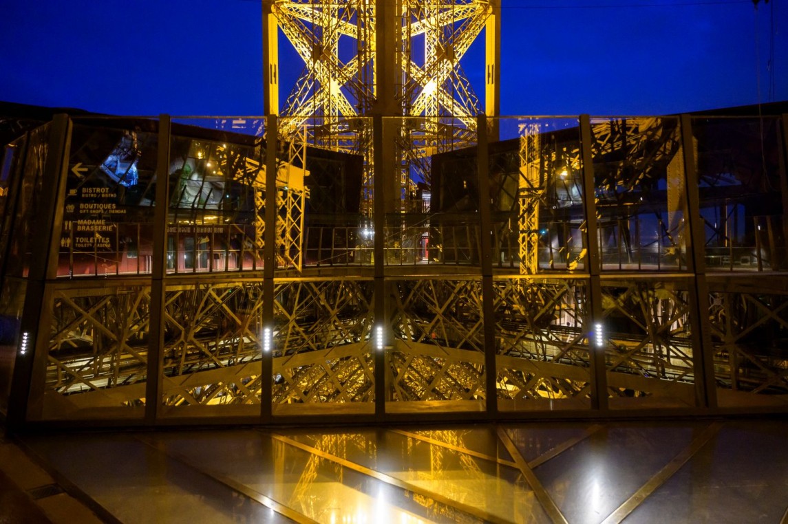 Foto de la primera planta de la Torre Eiffel