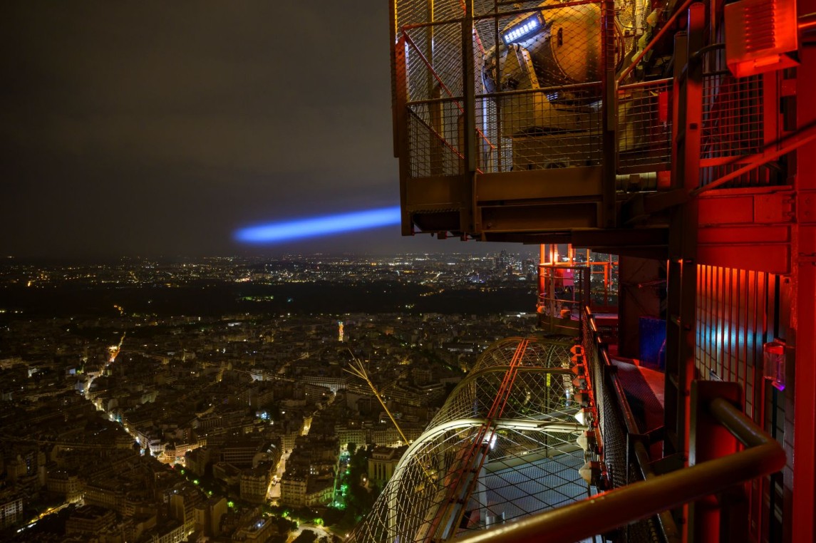 Foto tomada desde la quinta planta de la Torre Eiffel por la noche