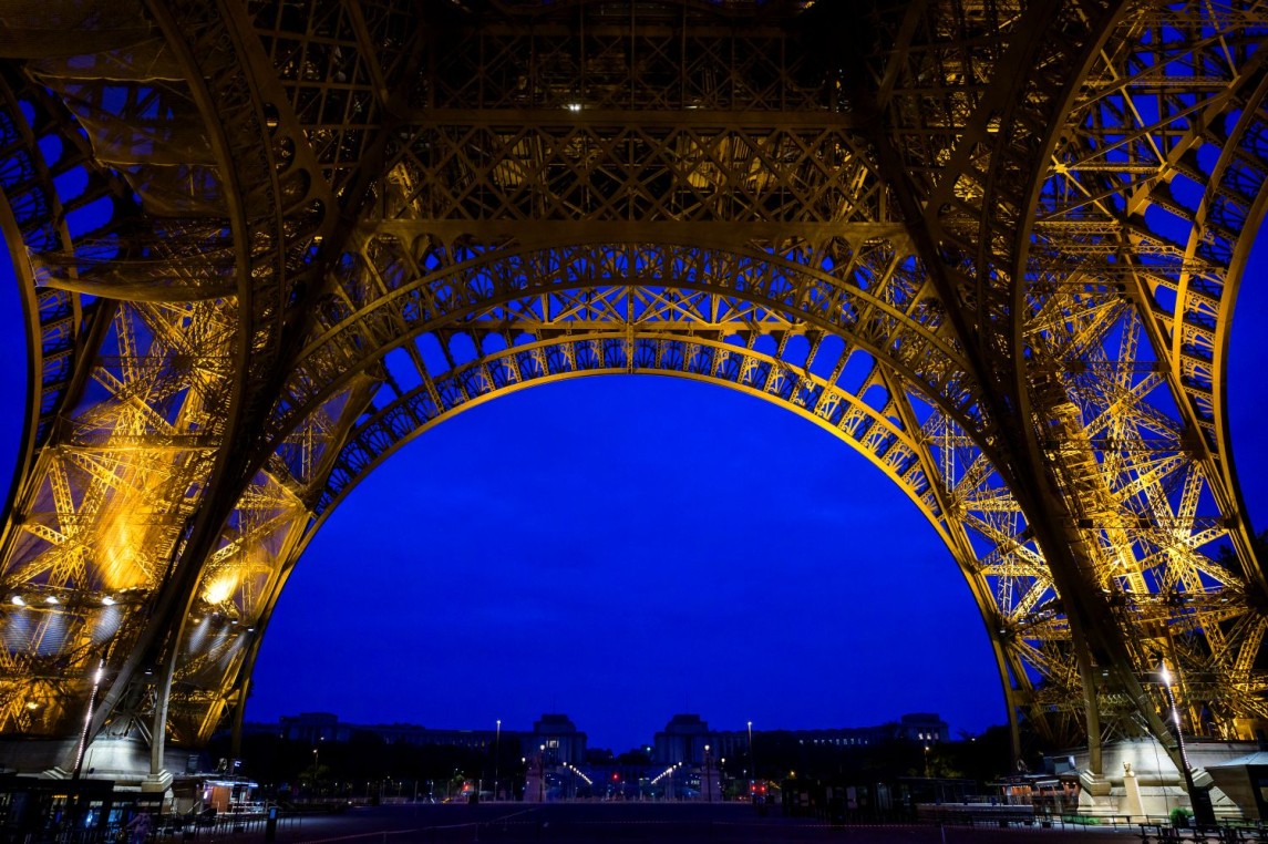 La explanada de la Torre Eiffel por la noche