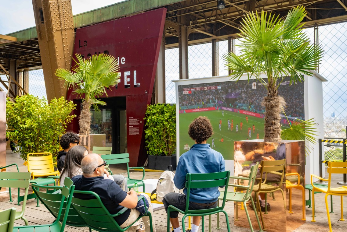 La gran pantalla instalada en la terraza 