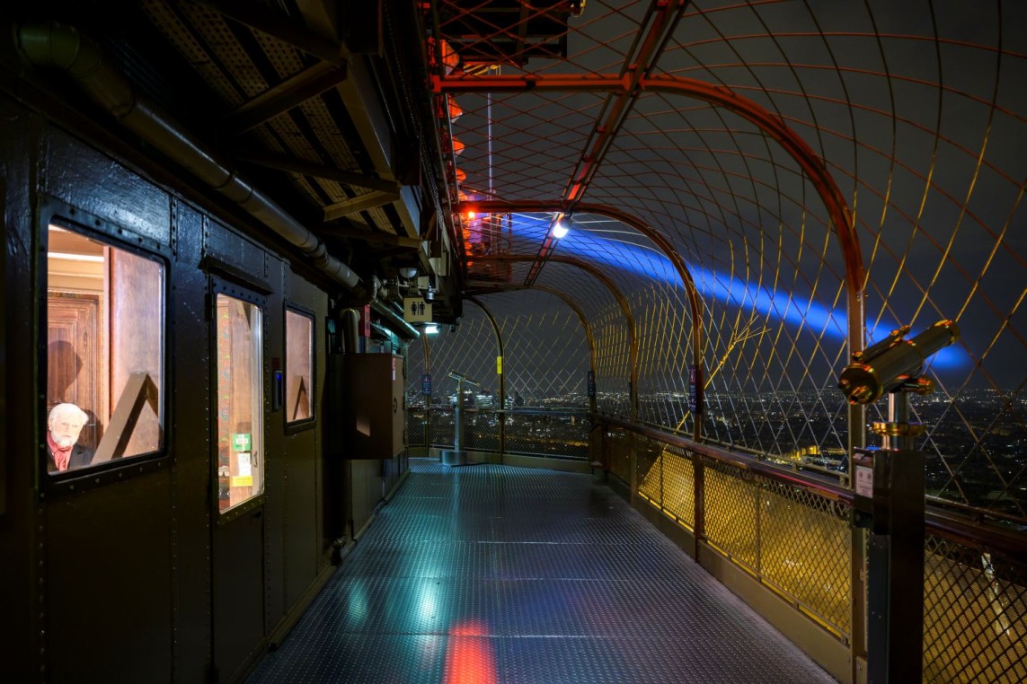 La cima de la Torre Eiffel por la noche
