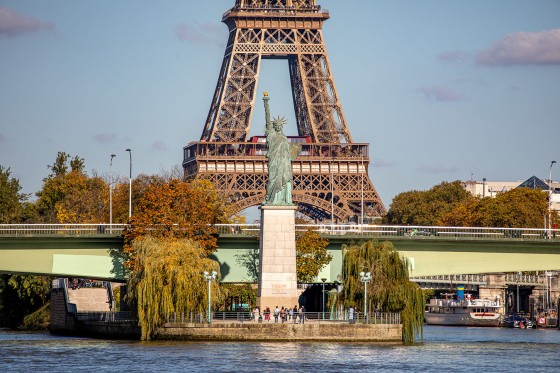 Vista de la Estatua de la Libertad en París y la Torre Eiffel al fondo.