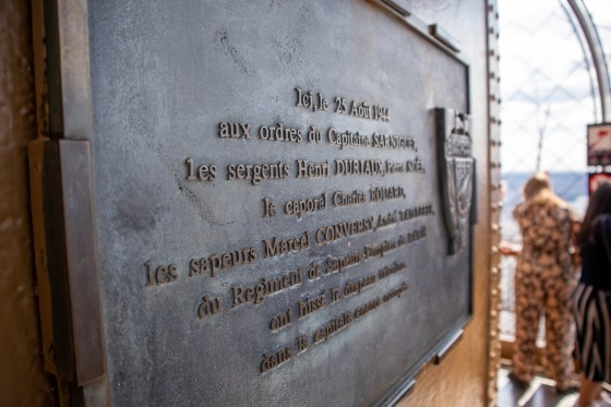 Placa conmemorativa en la cima
