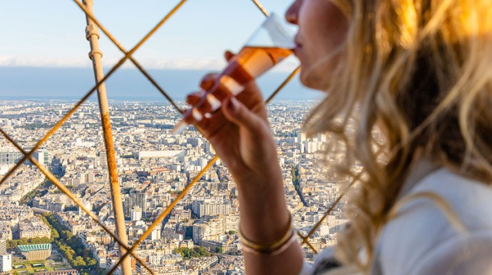 Bebiendo una copa de champán en lo alto de la Torre Eiffel