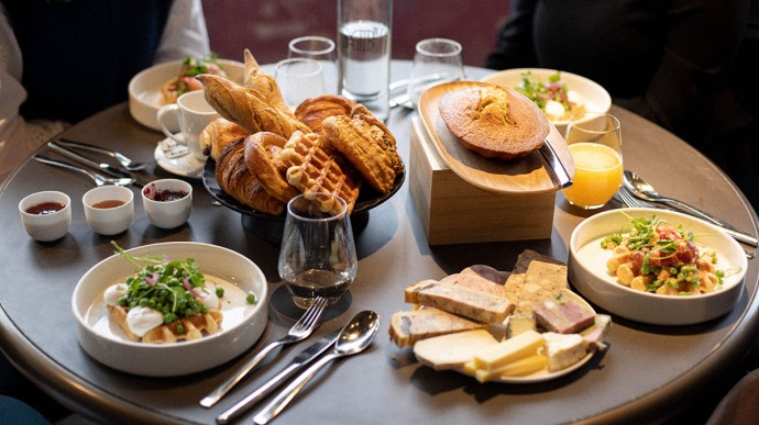 Vista de una mesa de brunch en Madame Brasserie